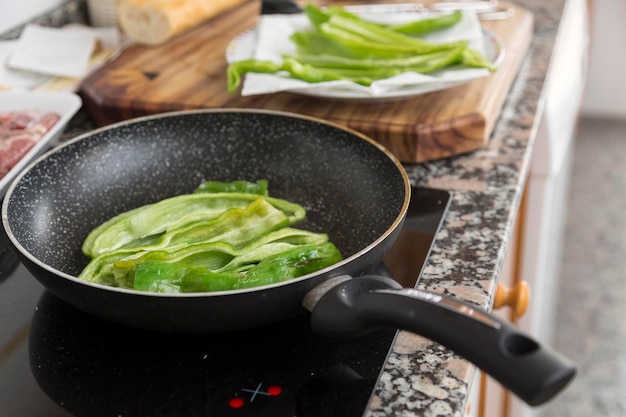 Freír pimientos en la cocina