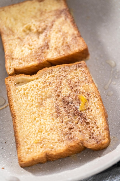 Freír tostadas francesas en una sartén antiadherente.