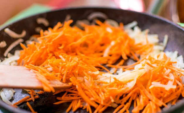 Freír la zanahoria y la cebolla en una sartén.