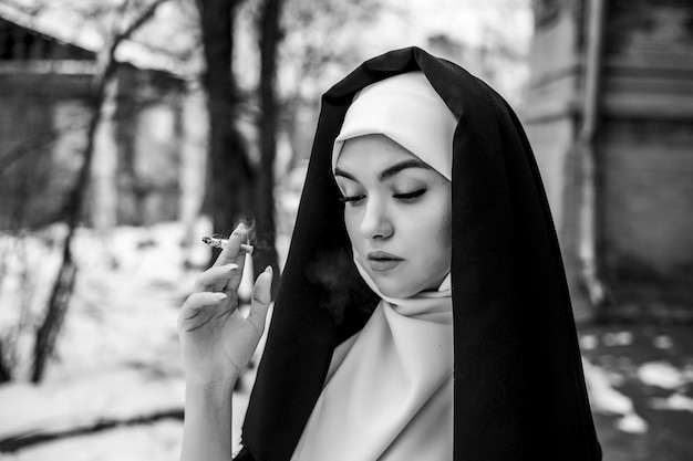 Freira fumando. retrato de uma jovem freira fumante,