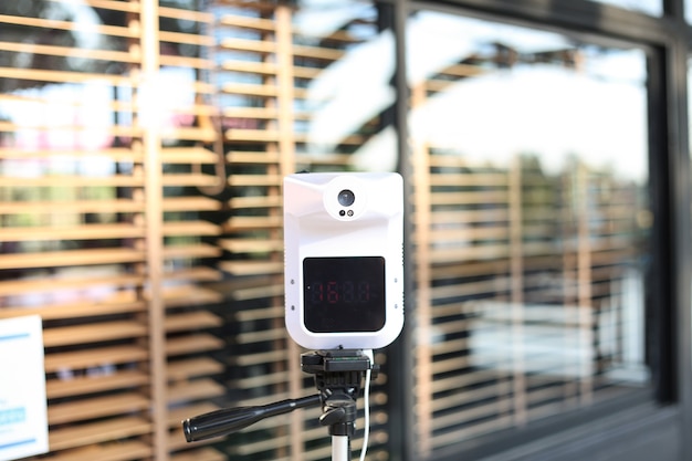 Freisprech-Infrarot-Thermometer, das von einem Restaurant zur Überprüfung des Kunden verwendet wird