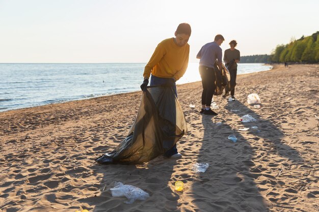 Freiwillige Aktivisten am Tag der Erde sammeln Müll, reinigen den Strand und die Küstenzone.