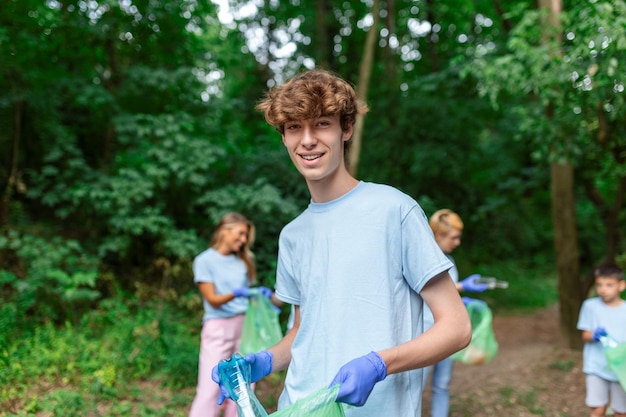 Freiwillige, die Müll aus dem Park sammeln, sind wichtig, um unseren Planeten zu retten