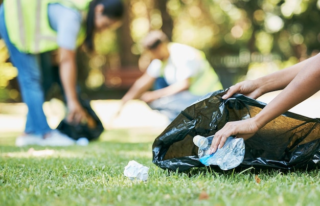 Freiwillige Hände aufräumen und Müllbeutel für die Umweltverschmutzung CO2-Fußabdruck und umweltfreundlich im Park Nahaufnahme Zoom und Kunststoffsammlung Nachhaltigkeit im Freien und Wohltätigkeitsdienst für die Umwelt