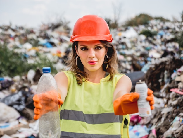 Freiwillige Helferin hilft beim Reinigen des Plastikmüllfeldes. Tag der Erde und Ökologie.