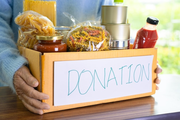 Freiwillige legen verschiedene Trockenfutter in Spendenboxen für Hilfspersonen