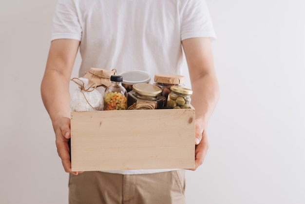 Freiwillige nehmen Essen aus der Spendenbox auf dem Tisch, Nahaufnahme