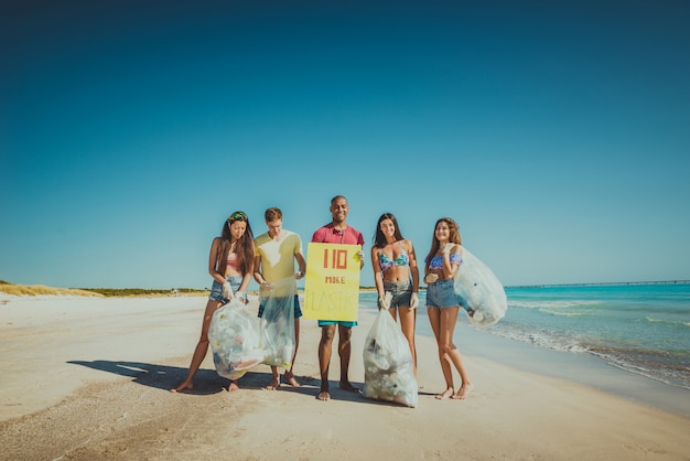 Freiwillige sammeln Plastik am Strand