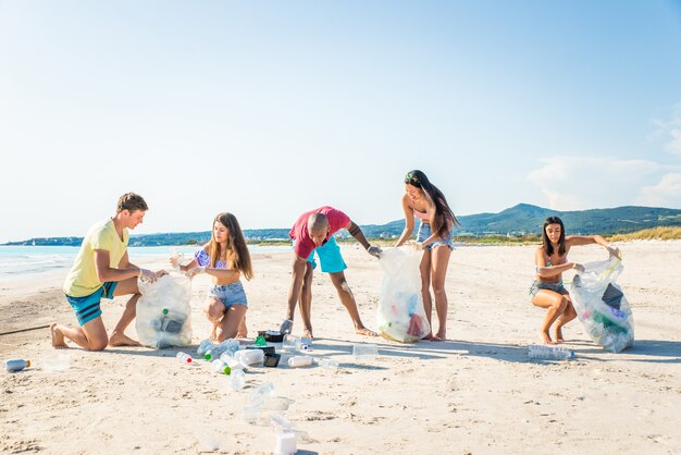 Freiwillige sammeln Plastik am Strand