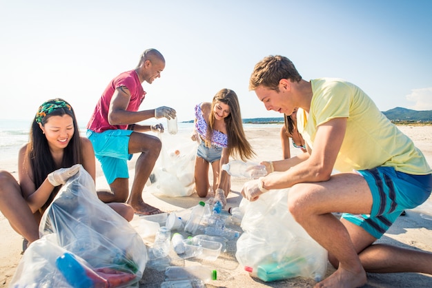 Freiwillige sammeln Plastik am Strand