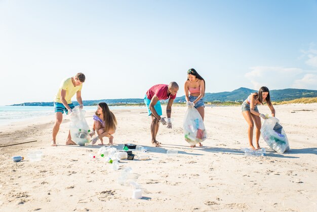 Freiwillige sammeln Plastik am Strand