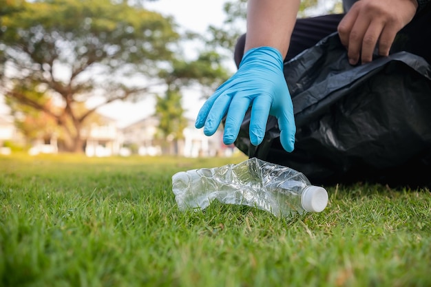 Freiwilliger Mann, der Müll sammelt und Plastikreinigung wiederverwendet, um zu recyceln