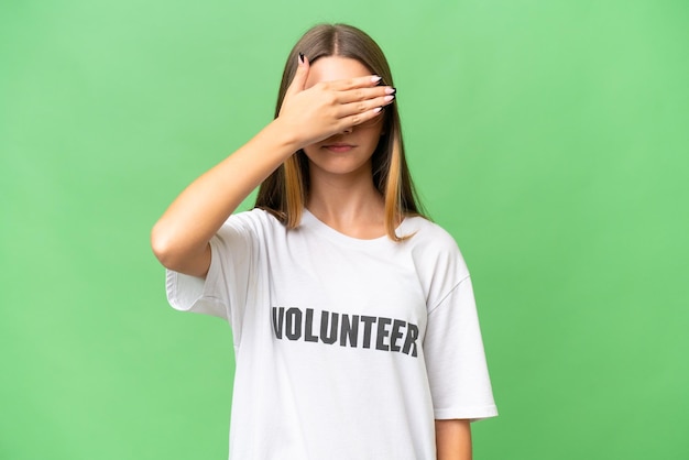Freiwilliges kaukasisches Mädchen des Teenagers über lokalisiertem Hintergrund, der Augen durch Hände bedeckt Will nicht etwas sehen