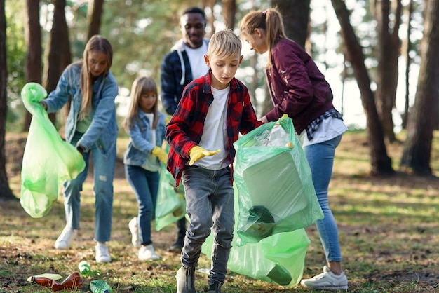 Freiwilliges Team von Aktivisten, die Müll aus dem Wald einsammeln