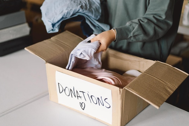 Foto freiwilliges teenager-mädchen bereitet spendenkisten für menschen vor