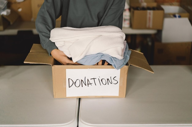 Freiwilliges Teengirl bereitet Spendenboxen für Menschen vor