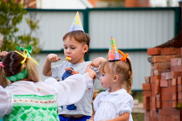 Foto freizeit der vorschulkinder animatoren auf einer kinderfeier schauspielerei und entwicklung von spielen für kinder