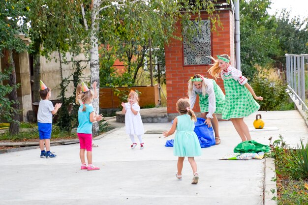 Foto freizeit der vorschulkinder animatoren auf einer kinderfeier schauspielerei und entwicklung von spielen für kinder