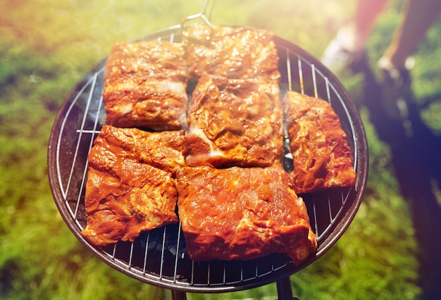 Freizeit-, Essens-, Menschen- und Urlaubskonzept - Fleischkochen auf dem Grill beim Sommerfest