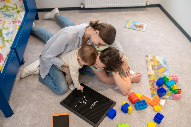 Foto freizeit. familie spielt zusammen und sieht glücklich aus
