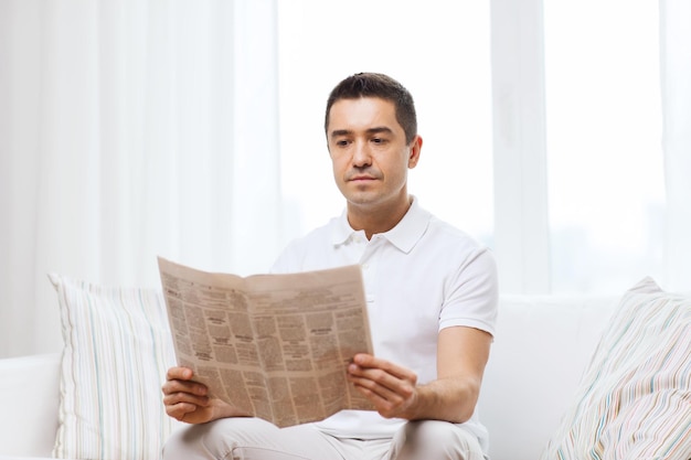 Freizeit-, Informations-, Menschen- und Massenmedienkonzept - Mann, der zu Hause Zeitung liest