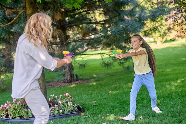 Freizeit. Mutter und Tochter spielen im Park und sehen glücklich aus