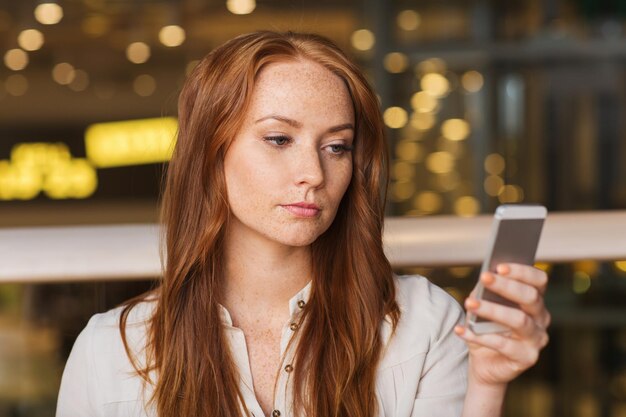 Freizeit-, Technologie-, Lifestyle- und People-Konzept - Frau mit Smartphone und Kaffee im Restaurant