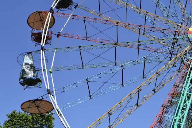 Freizeitpark. Riesenrad am blauen Himmel.