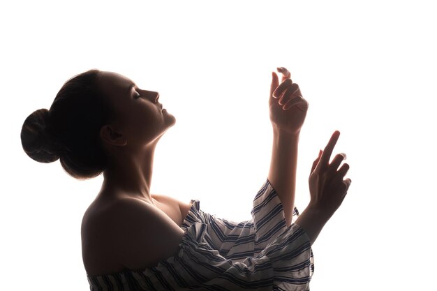 Freizeitpraxis. Heilung der Seele. Silhouette einer inspirierten Frau, die hypnotische Handbewegungen mit geschlossenen Augen genießt, isoliert auf weißem Hintergrund. Trance-Therapie. Ruhe Entspannung.