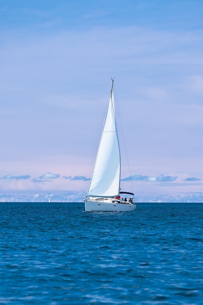 Freizeityacht an der Adria. Vertikale Aufnahme