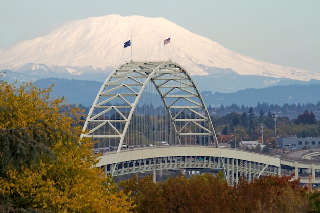 Fremont Bridge und Mount Saint Helens