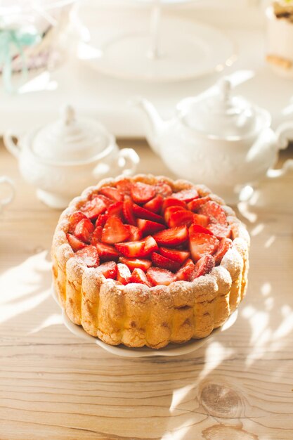 French Fresh Strawberry Charlotte Nahaufnahme auf dem Küchentisch