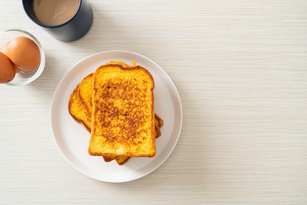 French Toast auf weißem Teller zum Frühstück