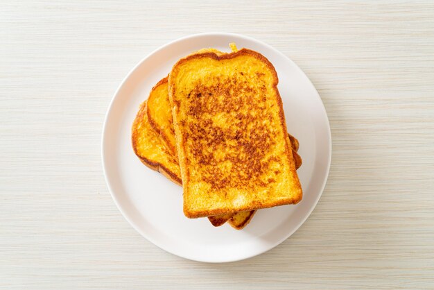 French Toast auf weißem Teller zum Frühstück