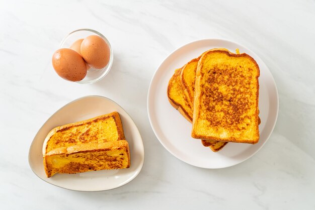 French Toast auf weißem Teller zum Frühstück