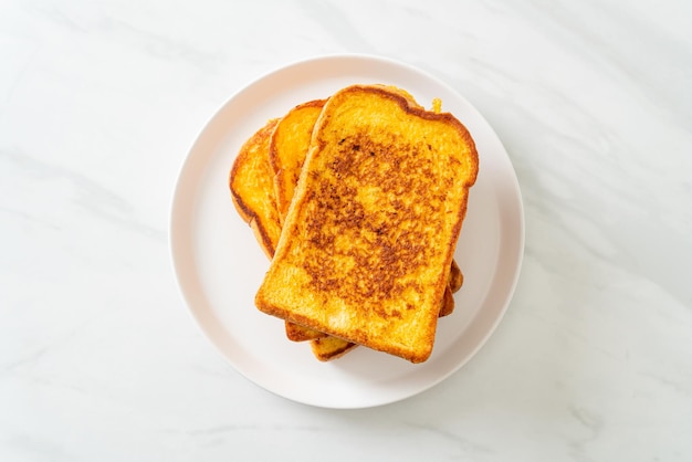 French Toast auf weißem Teller zum Frühstück