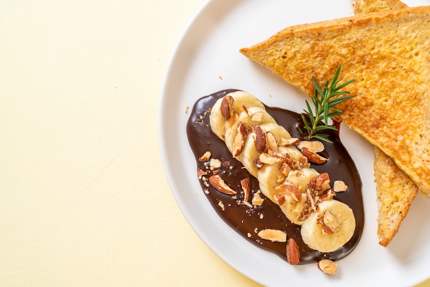 French Toast mit Bananenschokolade und Mandeln zum Frühstück