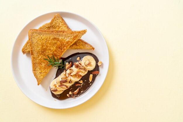 French Toast mit Bananenschokolade und Mandeln zum Frühstück