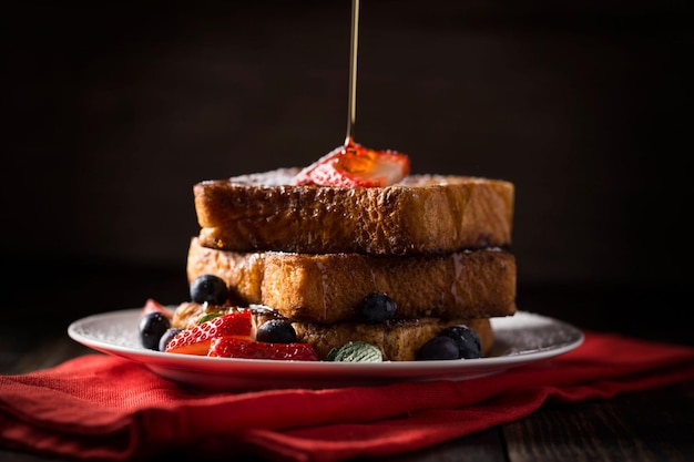 French Toast mit Beeren, Puderzucker und Ahornsirup