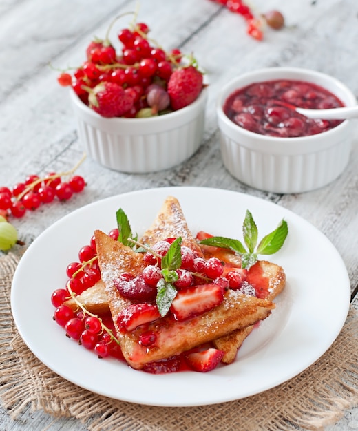 French Toast mit Beeren und Marmelade zum Frühstück