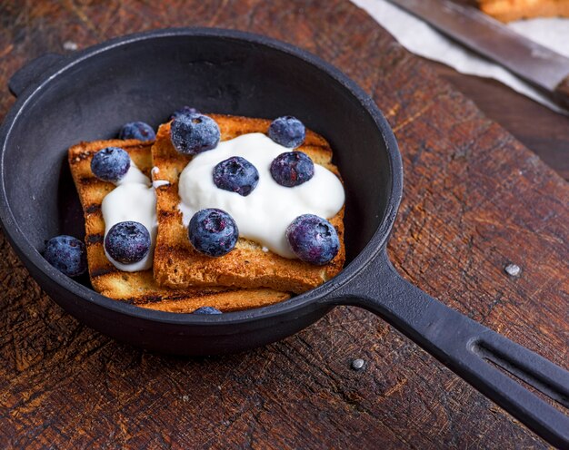 French Toast mit Beeren und Sauerrahm