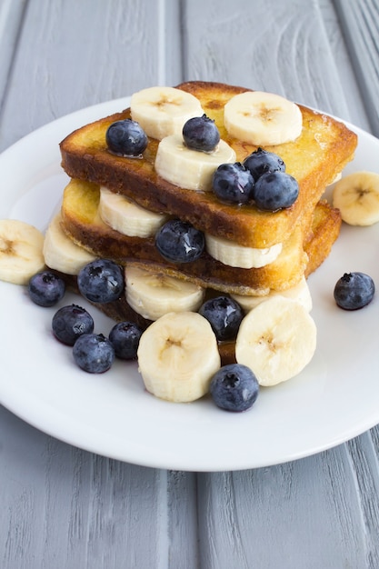 French Toast mit Blaubeeren, Banane und Honig