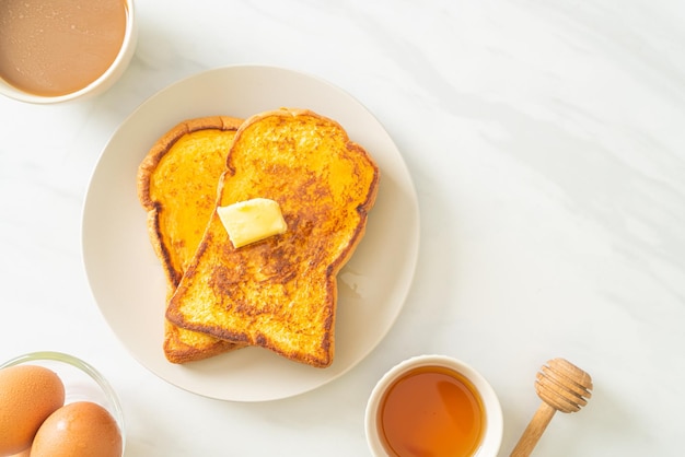 French Toast mit Butter und Honig zum Frühstück