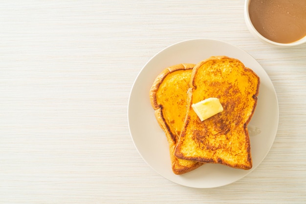 French Toast mit Butter und Honig zum Frühstück