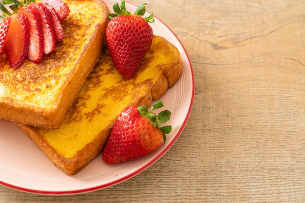 French Toast mit frischen Erdbeeren auf dem Teller