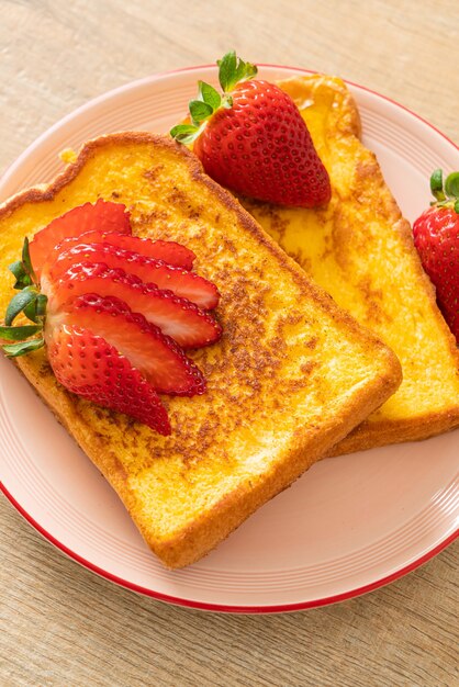 French Toast mit frischen Erdbeeren auf Teller
