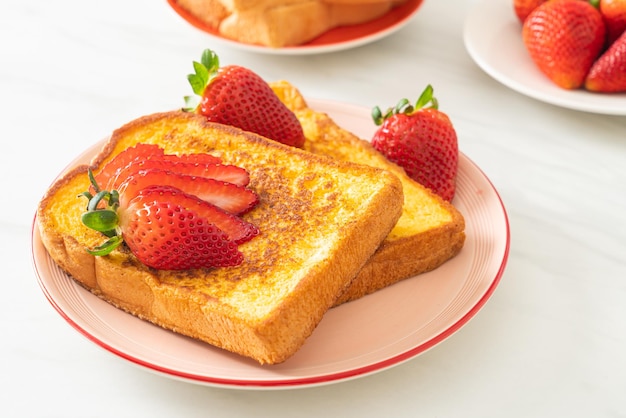 French Toast mit frischen Erdbeeren auf Teller