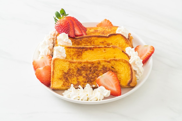 French Toast mit frischen Erdbeeren und Schlagsahne