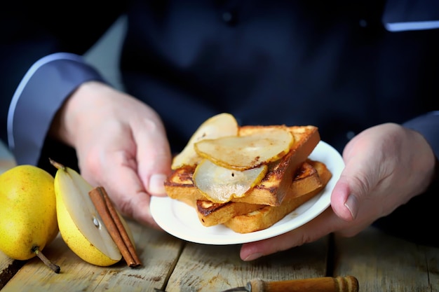 French Toast mit karamellisierter Birne