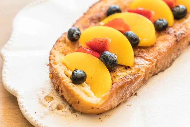 French Toast mit Pfirsich, Erdbeere und Blaubeeren